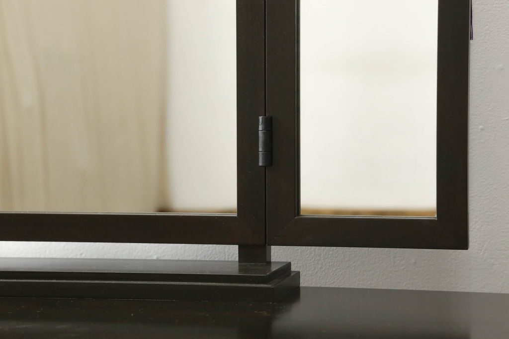 引き出し付き三面鏡を新規製作!さまざまなサイズの引き出しを設け、全体的に重厚感があり角張った印象のデザイン。色味は濃い茶色に着色して仕上げ。(ドレッサー、鏡台、ミラー、化粧台、引き出し)
