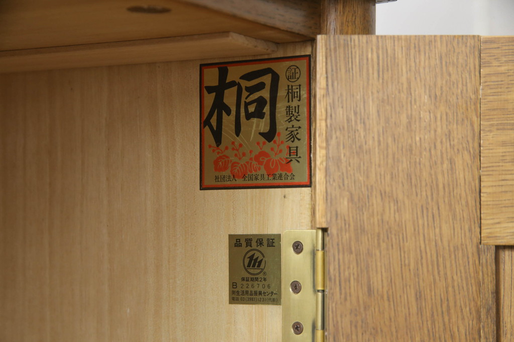 ワードローブを小さくリメイク!横幅を半分に、高さを内側の引き出し分低くリサイズ。ワントーン落ち着いた色に着色仕上げ。