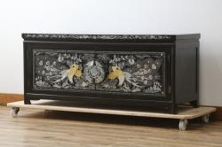 中古　美品　韓国民芸家具　孔雀　鳳凰(ホウオウ)　花鳥図　繊細な螺鈿(ラデン)細工が美しく描かれたローボード(テレビ台、収納棚、戸棚、リビングボード)(R-081318)