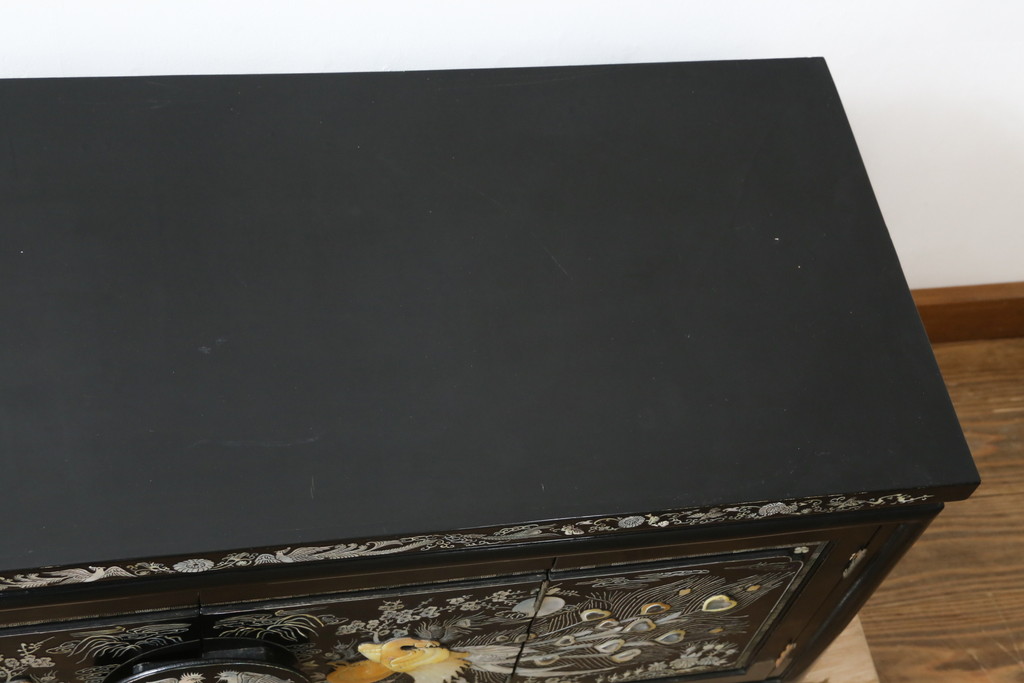 中古　美品　韓国民芸家具　孔雀　鳳凰(ホウオウ)　花鳥図　繊細な螺鈿(ラデン)細工が美しく描かれたローボード(テレビ台、収納棚、戸棚、リビングボード)(R-081318)