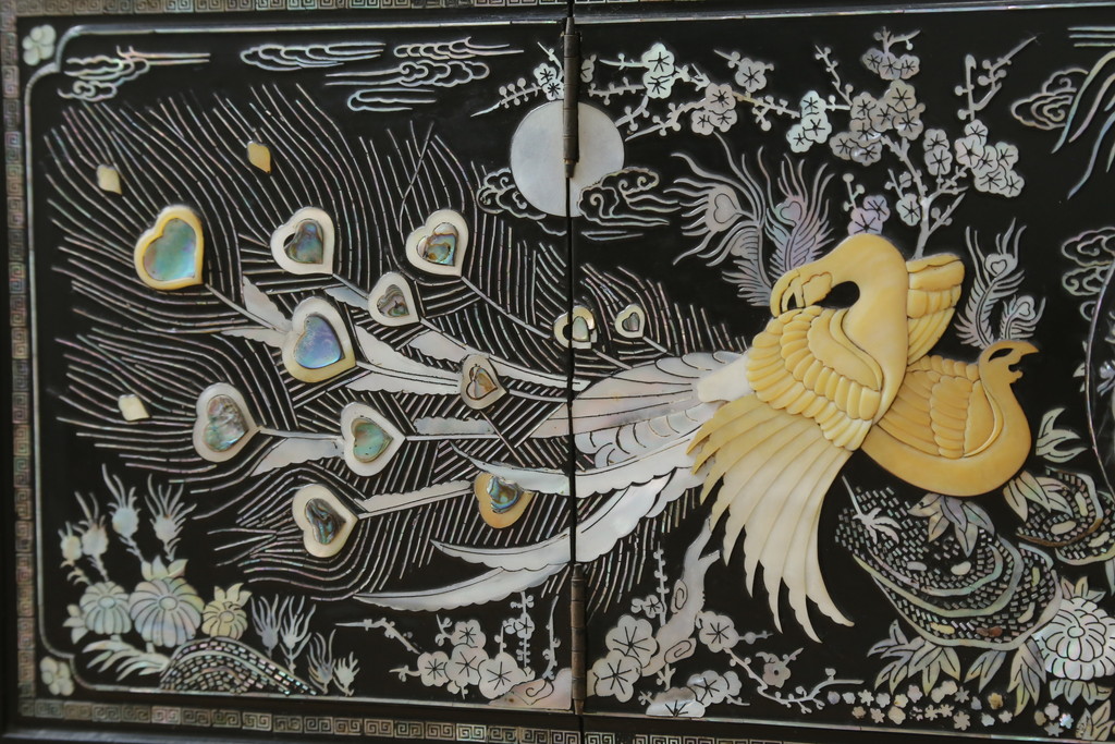 韓国李朝家具 螺鈿模様 鳳凰,鹿,鴨,雲,草花文様 観音開き小箪笥