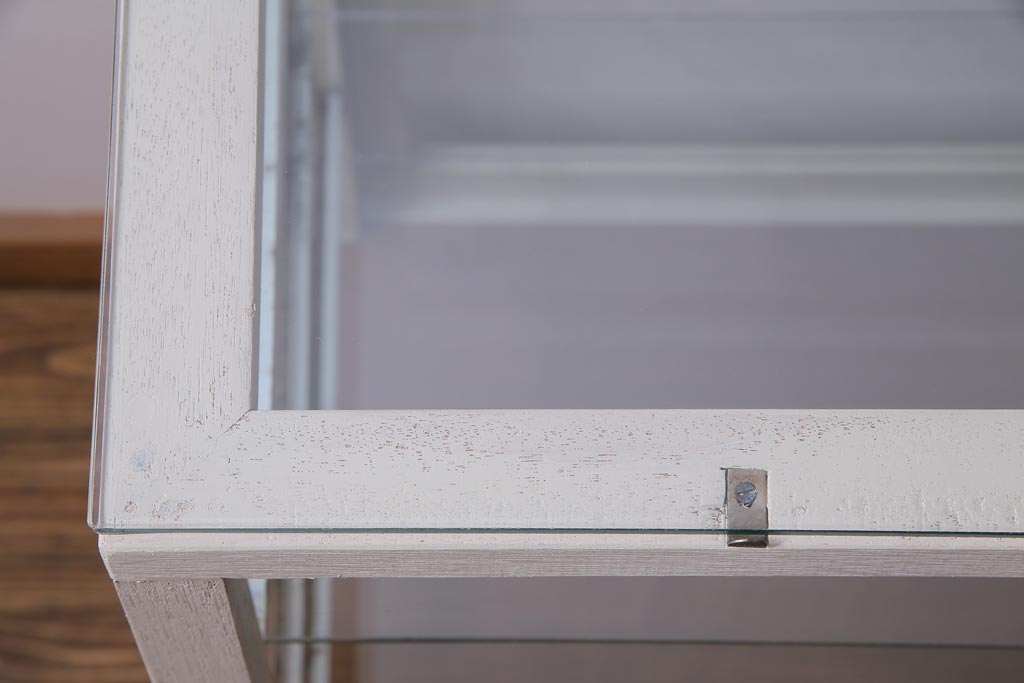 ペイント家具　台形タイプ　脚付リメイク　空間を明るく演出するガラスケース(ショーケース、陳列棚、飾り棚)