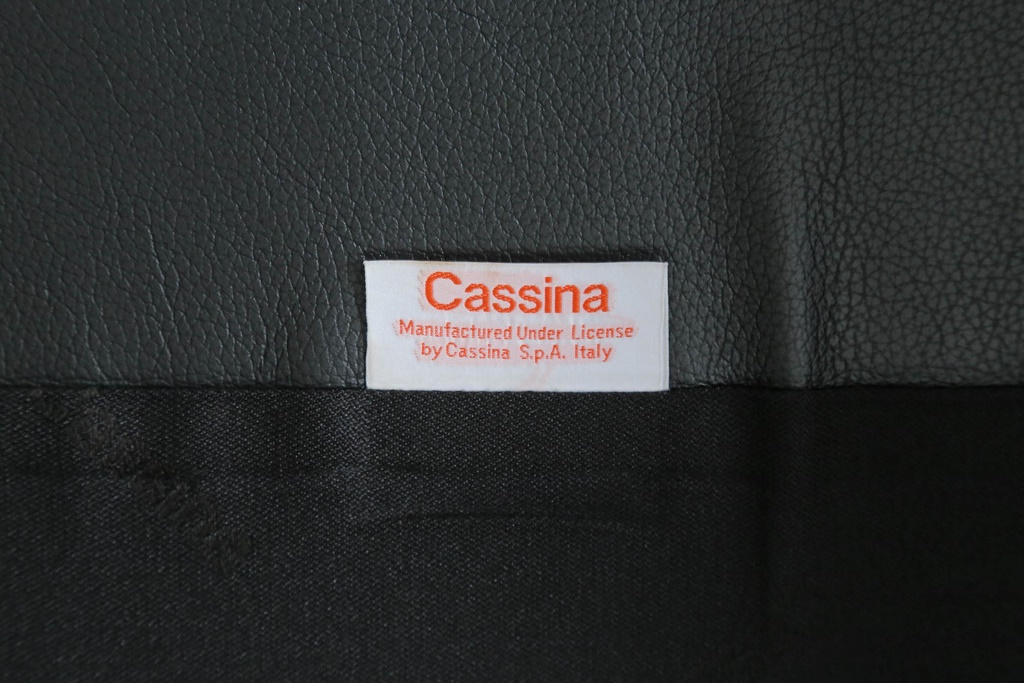 中古　Cassina(カッシーナ)　675　MARALUNGA(マラルンガ)　本革(レザー)　FX黒革　高級感漂う佇まいが魅力の1人掛けソファ(アームチェア、一人掛け、1P)(定価約100万円)(R-075151)