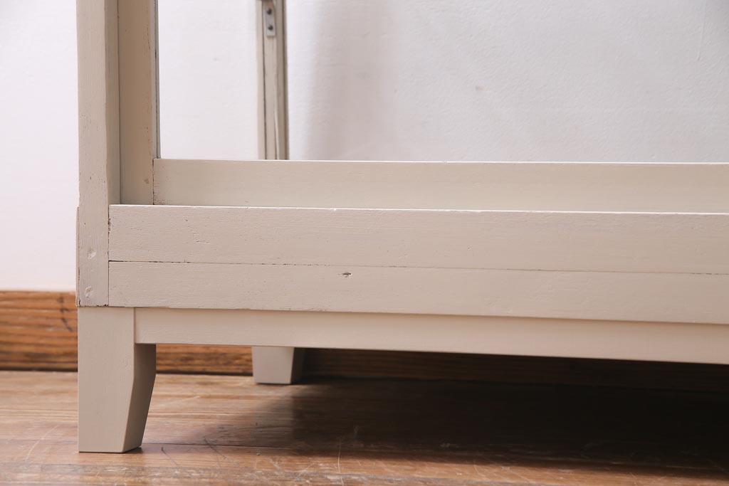 ペイント家具　台形タイプ　脚付リメイク　空間を明るく演出するガラスケース(ショーケース、陳列棚、飾り棚)