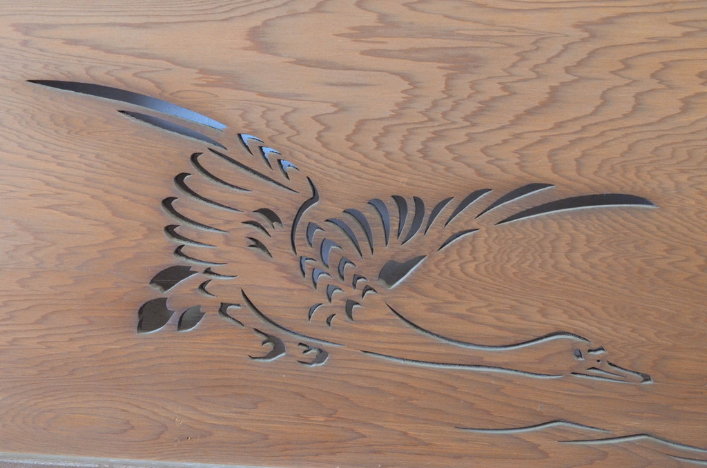 アンティーク建具　羽ばたく鳥の様子が透かし彫りで表現された欄間2枚セット(明かり取り、明り取り)(R-065356)