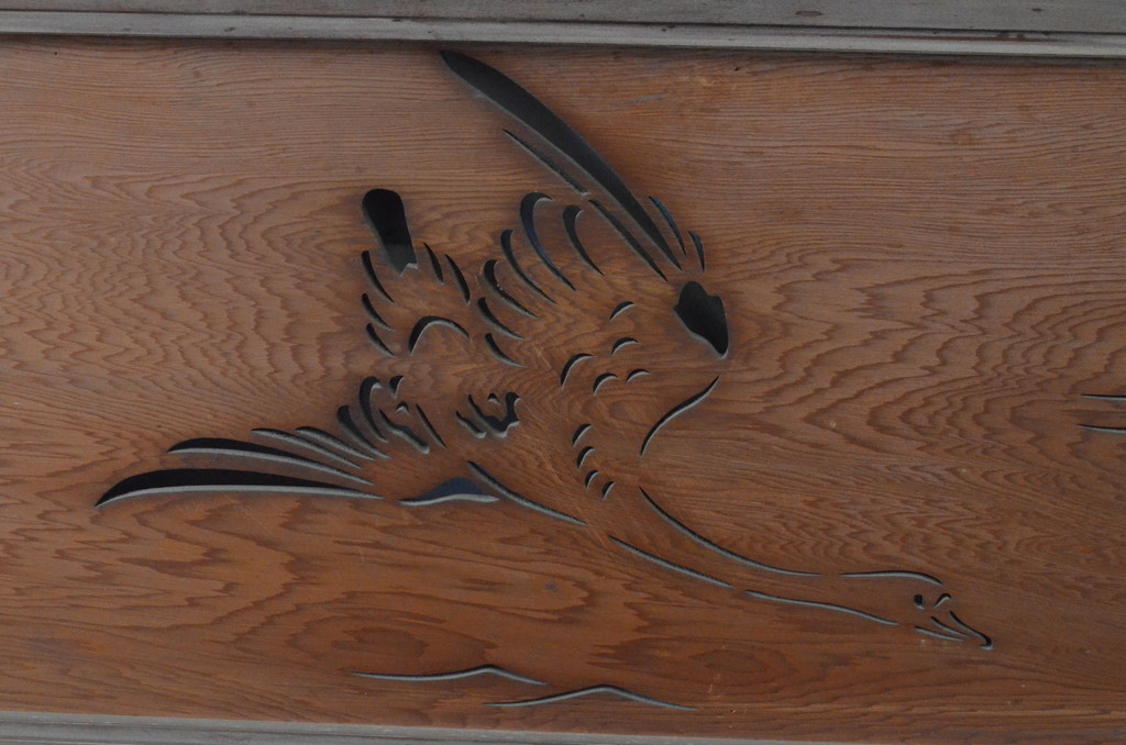 アンティーク建具　羽ばたく鳥の様子が透かし彫りで表現された欄間2枚セット(明かり取り、明り取り)(R-065356)