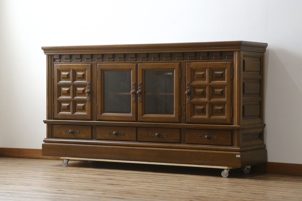 中古　美品　旭川家具　近藤工芸　Solid Furniture OAK (ソリッドファニチャー オーク)　オーク材　取っ手の繊細な彫刻など、こだわりの意匠が感じられるサイドボード(収納棚、戸棚、キャビネット、リビングボード)(R-081339)