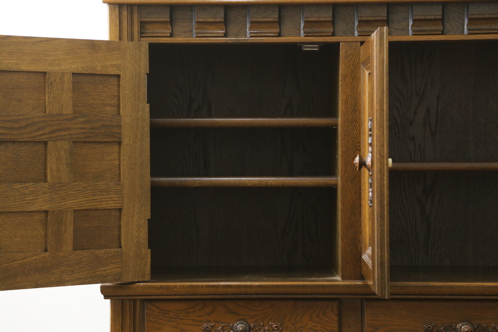 中古　美品　旭川家具　近藤工芸　Solid Furniture OAK (ソリッドファニチャー オーク)　オーク材　取っ手の繊細な彫刻など、こだわりの意匠が感じられるサイドボード(収納棚、戸棚、キャビネット、リビングボード)(R-081339)