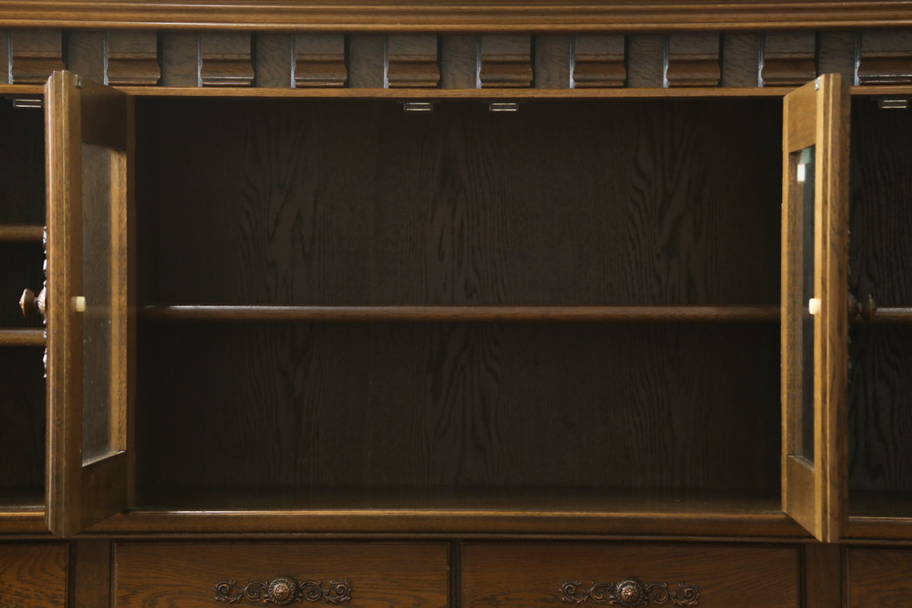中古　美品　旭川家具　近藤工芸　Solid Furniture OAK (ソリッドファニチャー オーク)　オーク材　取っ手の繊細な彫刻など、こだわりの意匠が感じられるサイドボード(収納棚、戸棚、キャビネット、リビングボード)(R-081339)