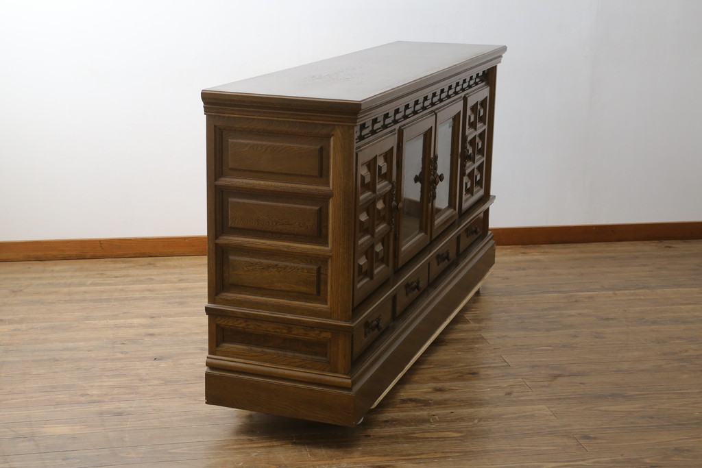 中古　美品　旭川家具　近藤工芸　Solid Furniture OAK (ソリッドファニチャー オーク)　オーク材　取っ手の繊細な彫刻など、こだわりの意匠が感じられるサイドボード(収納棚、戸棚、キャビネット、リビングボード)(R-081339)
