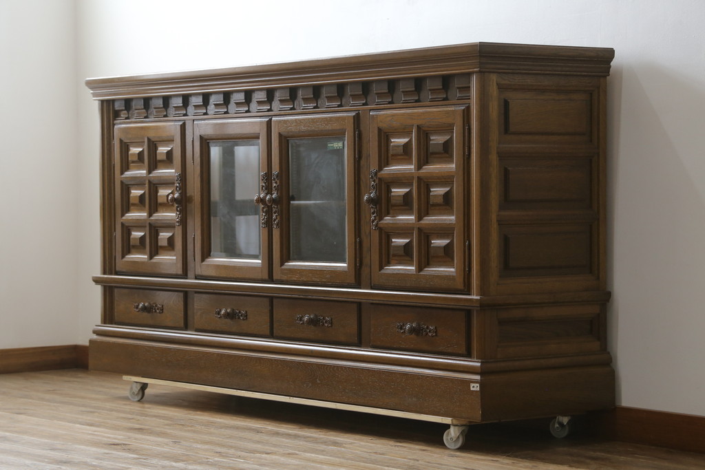 中古　美品　旭川家具　近藤工芸　Solid Furniture OAK (ソリッドファニチャー オーク)　オーク材　取っ手の繊細な彫刻など、こだわりの意匠が感じられるサイドボード(収納棚、戸棚、キャビネット、リビングボード)(R-081339)