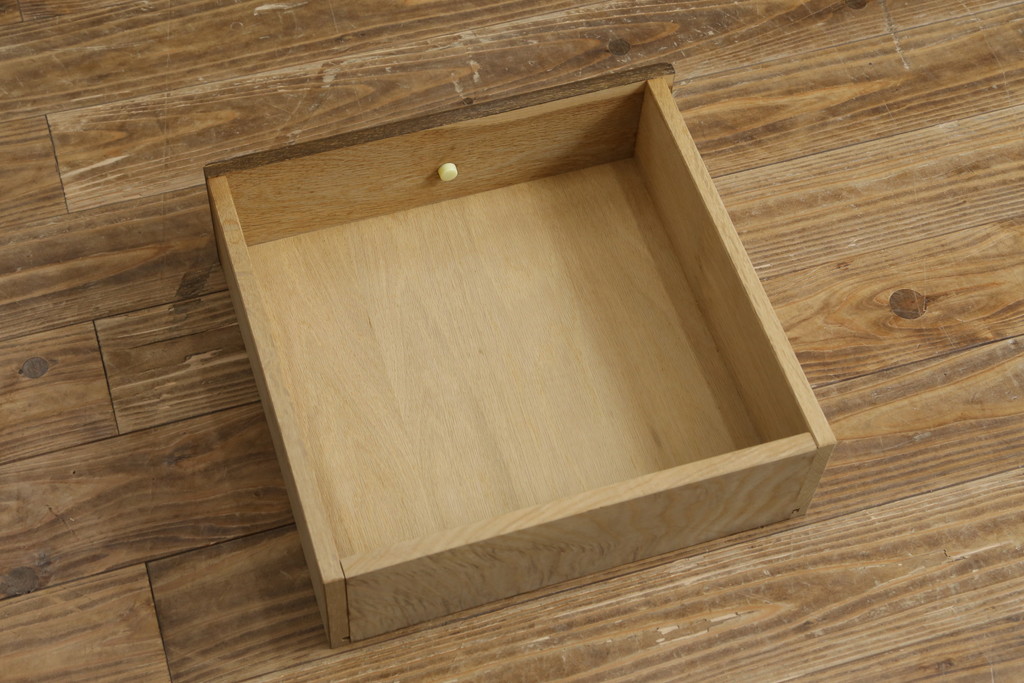 中古　美品　旭川家具　近藤工芸　Solid Furniture OAK (ソリッドファニチャー オーク)　オーク材　取っ手の繊細な彫刻など、こだわりの意匠が感じられるサイドボード(収納棚、戸棚、キャビネット、リビングボード)(R-081339)