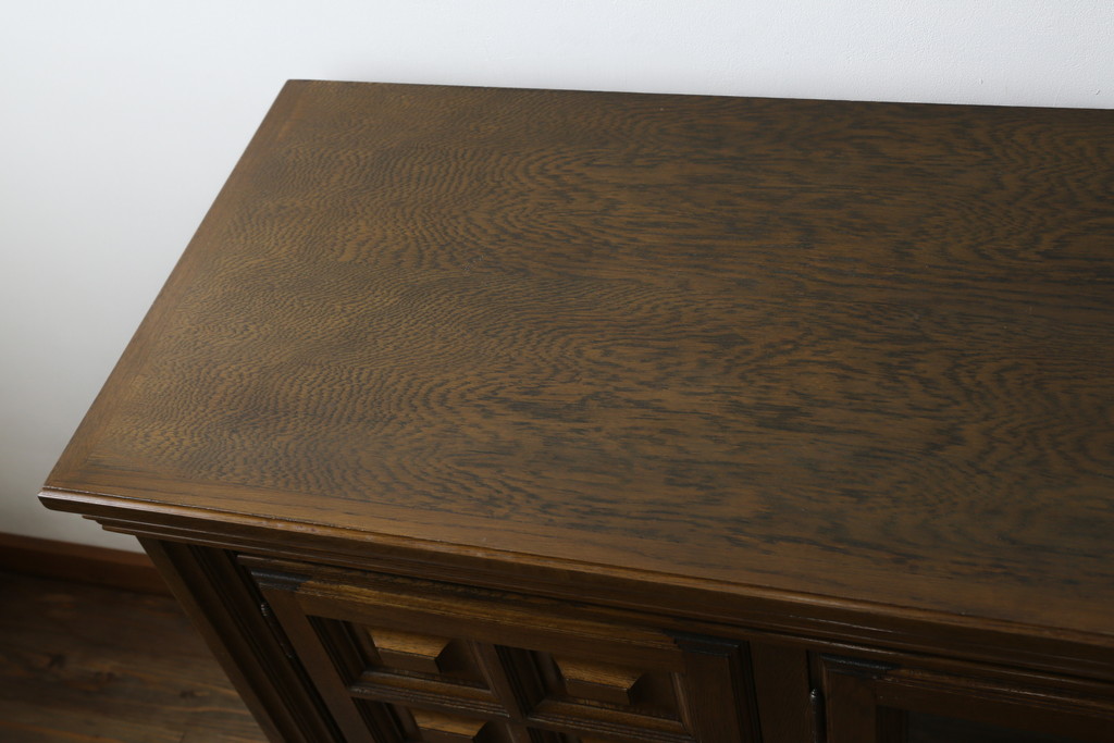 中古　美品　旭川家具　近藤工芸　Solid Furniture OAK (ソリッドファニチャー オーク)　オーク材　取っ手の繊細な彫刻など、こだわりの意匠が感じられるサイドボード(収納棚、戸棚、キャビネット、リビングボード)(R-081339)