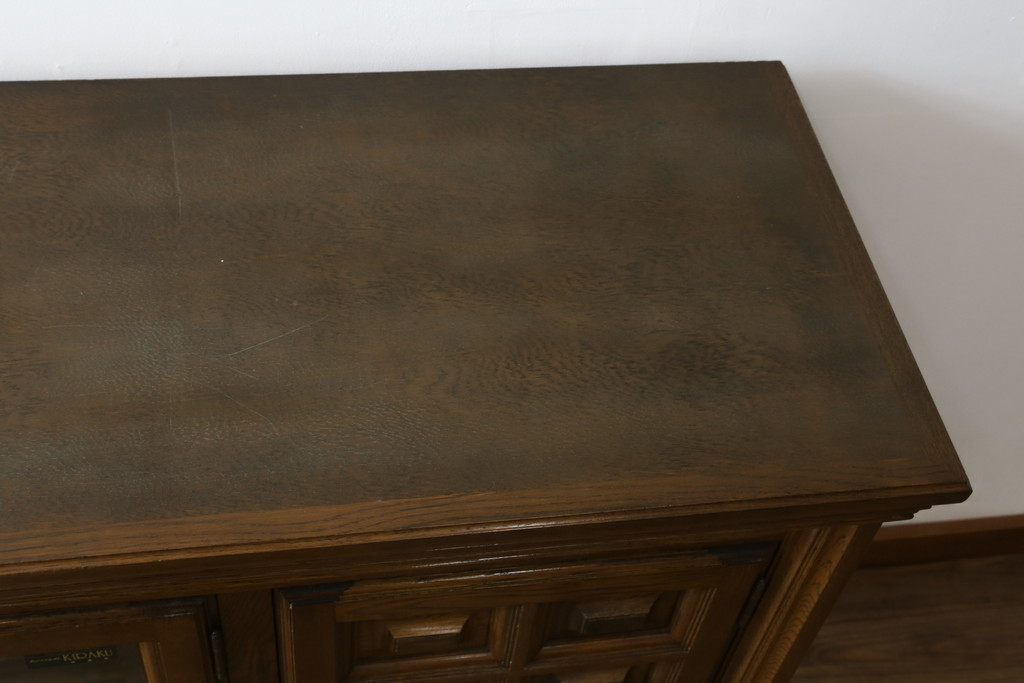 中古　美品　旭川家具　近藤工芸　Solid Furniture OAK (ソリッドファニチャー オーク)　オーク材　取っ手の繊細な彫刻など、こだわりの意匠が感じられるサイドボード(収納棚、戸棚、キャビネット、リビングボード)(R-081339)
