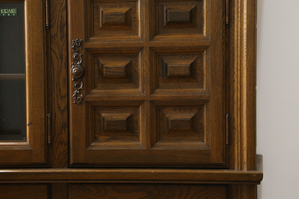 中古　美品　旭川家具　近藤工芸　Solid Furniture OAK (ソリッドファニチャー オーク)　オーク材　取っ手の繊細な彫刻など、こだわりの意匠が感じられるサイドボード(収納棚、戸棚、キャビネット、リビングボード)(R-081339)