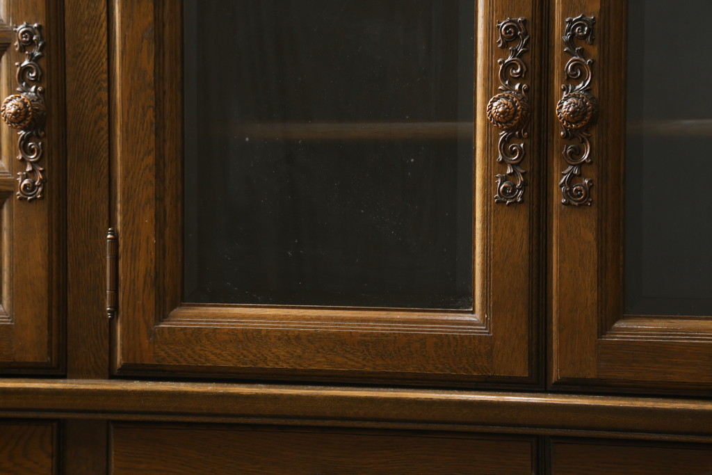 中古　美品　旭川家具　近藤工芸　Solid Furniture OAK (ソリッドファニチャー オーク)　オーク材　取っ手の繊細な彫刻など、こだわりの意匠が感じられるサイドボード(収納棚、戸棚、キャビネット、リビングボード)(R-081339)