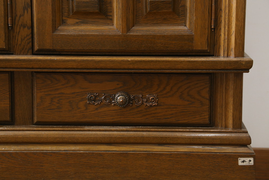 中古　美品　旭川家具　近藤工芸　Solid Furniture OAK (ソリッドファニチャー オーク)　オーク材　取っ手の繊細な彫刻など、こだわりの意匠が感じられるサイドボード(収納棚、戸棚、キャビネット、リビングボード)(R-081339)