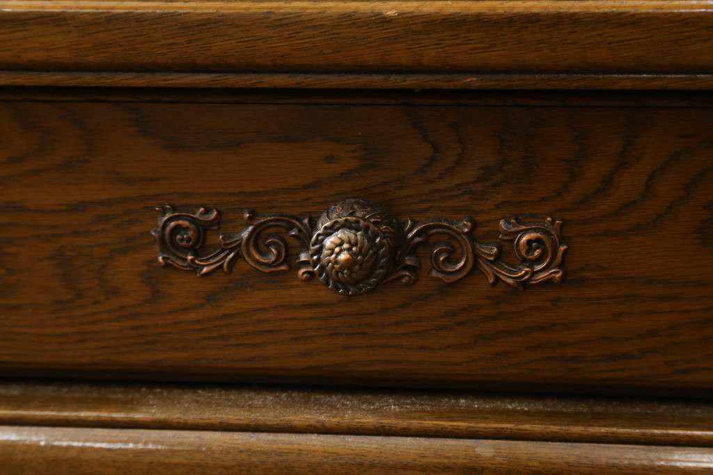 中古　美品　旭川家具　近藤工芸　Solid Furniture OAK (ソリッドファニチャー オーク)　オーク材　取っ手の繊細な彫刻など、こだわりの意匠が感じられるサイドボード(収納棚、戸棚、キャビネット、リビングボード)(R-081339)