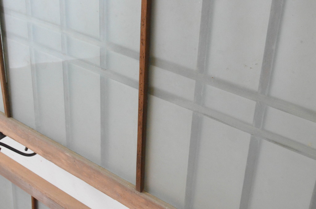 アンティーク建具　シンプルでインテリアに合わせやすい格子入りのスモークガラス欄間3枚セット(明かり取り、明り取り)(R-065359)