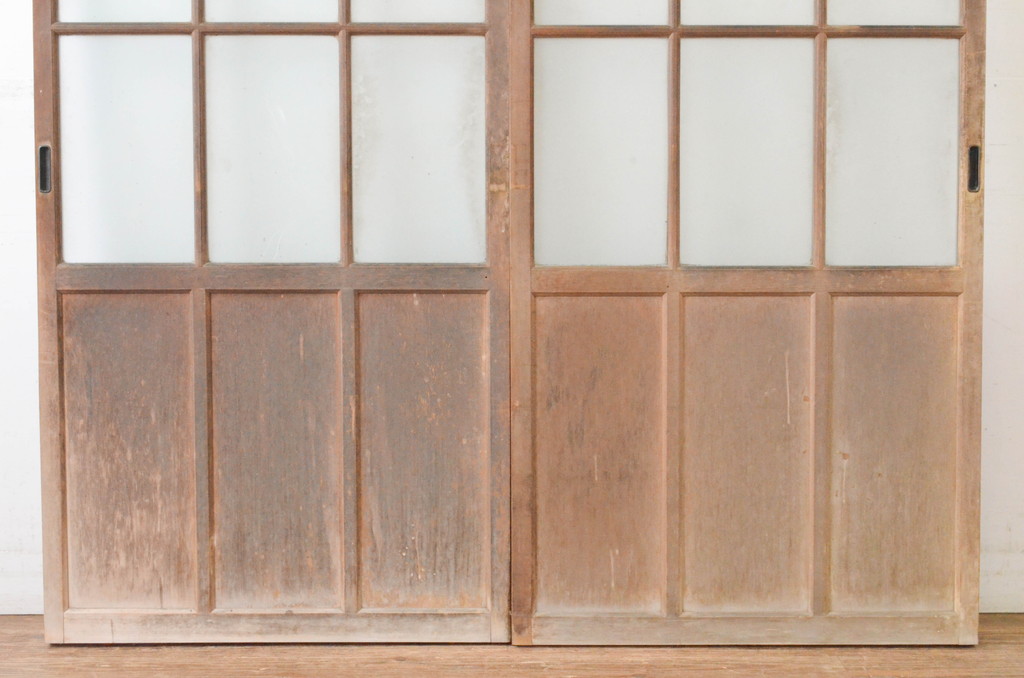 アンティーク建具　上手物!!両面面取り加工　温かみのある木味が魅力のガラス戸2枚セット(引き戸、格子戸、マス目)(R-065510)