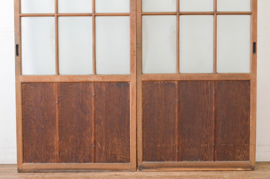 アンティーク建具　上手物!!両面面取り加工　温かみのある木味が魅力のガラス戸2枚セット(引き戸、格子戸、マス目)(R-065510)