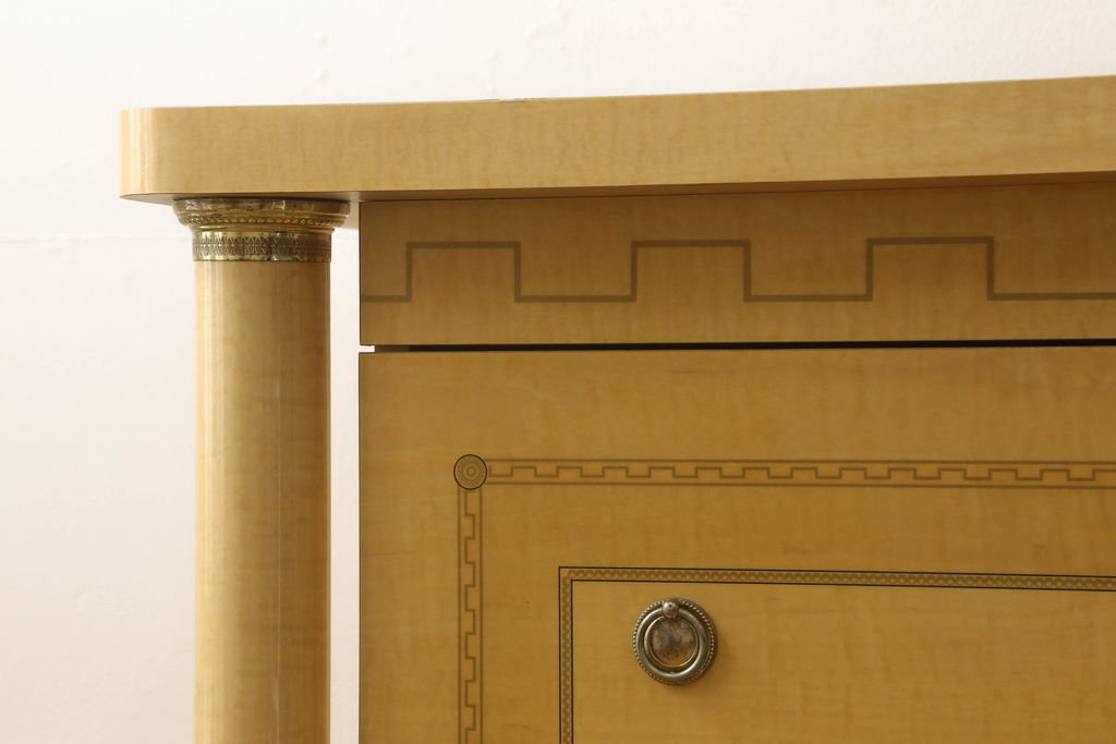 中古美品　イタリア高級輸入家具　メープル材突板　一風変わったデザインがおしゃれなサイドボード(定価約45万円)(引き出し、チェスト、洋服タンス)(R-052219)