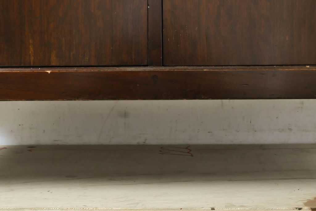 イギリスアンティーク　マホガニー材　薄型がいいね!　クラシカルな雰囲気が素敵な猫脚ワードローブ(収納棚、キャビネット、戸棚、洋服タンス)(R-060304)
