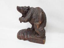 アイヌ　ガラス目　木彫りの熊(ディスプレイ、置物、くま、クマ、彫刻、魚、鮭、郷土玩具、民芸品)(R-075476)