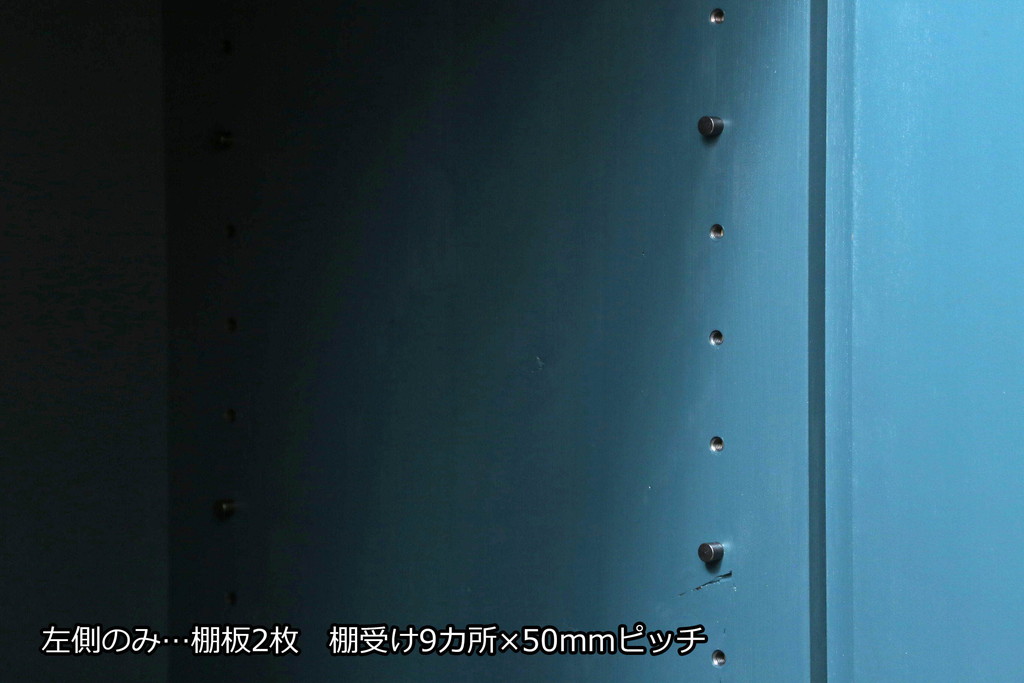3段重ね箪笥をサイドボードとチェストにリメイク!上段は底板を補強し、可動式の棚を製作しサイドボードに。下段はチェストに。どちらも奥行きを小さくリサイズし、台座と脚を取り付けてネイビーとココアブラウンのツートーンにペイント仕上げ。