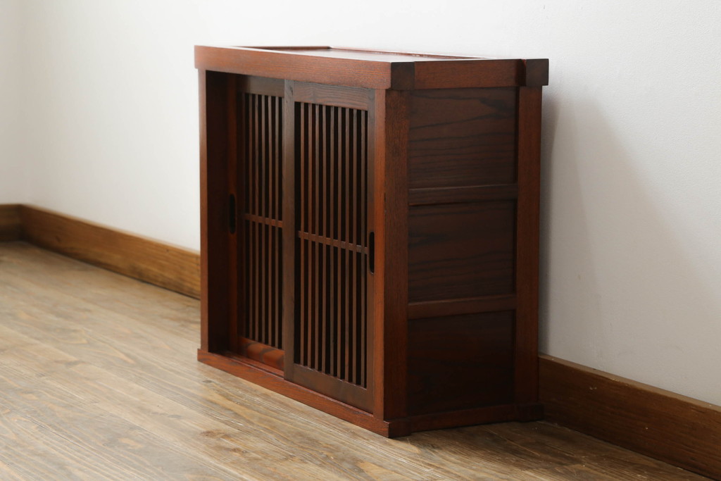中古　美品　ニレ材　上質な和の空間を演出する小さな水屋箪笥(食器棚、茶棚、サイドキャビネット、戸棚、収納棚)(R-075300)