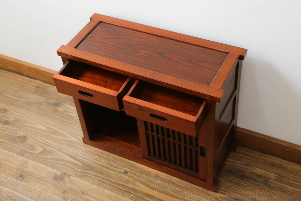 中古　美品　ニレ材　上質な和の空間を演出する小さな水屋箪笥(食器棚、茶棚、サイドキャビネット、戸棚、収納棚)(R-075335)