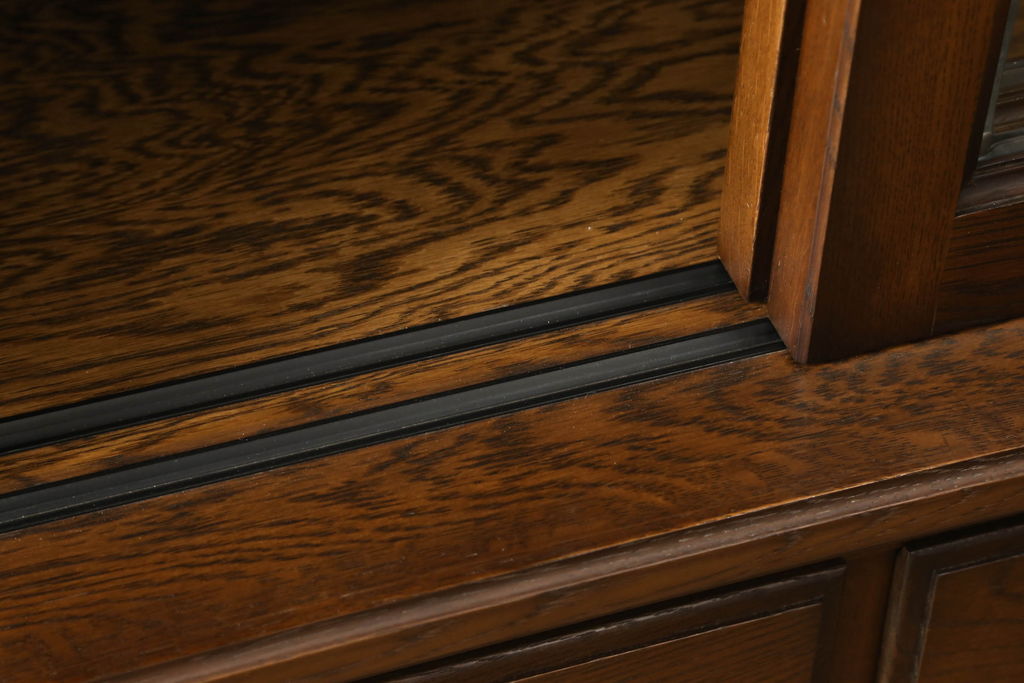 中古　美品　北海道旭川 近藤工芸　Solid Furniture OAK (ソリッドファニチャー オーク)　オーク材　品のあるデザインが魅力的なキャビネット(戸棚、収納棚、食器棚、カップボード)(R-057213)