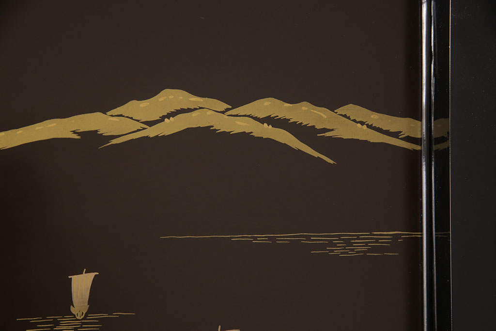 中古　国産　民芸家具　漆塗り風　衣装盆付き!山水図が美しい、しっとりとした佇まいの桐箪笥(定価約70万円)(重ね箪笥、着物箪笥、和タンス)(R-051373)
