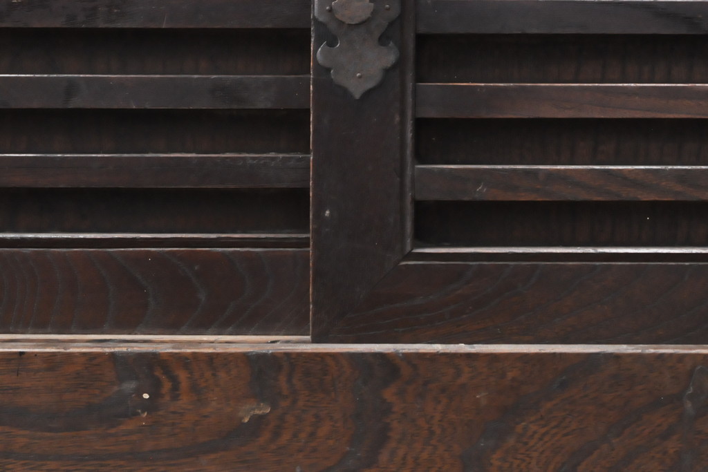 和製アンティーク　前面ケヤキ材　落ち着きのある色合いと重厚な佇まいが魅力のサイドボード(布団箪笥、水屋箪笥、収納箪笥、収納棚、サイドチェスト、欅材)(R-057472)