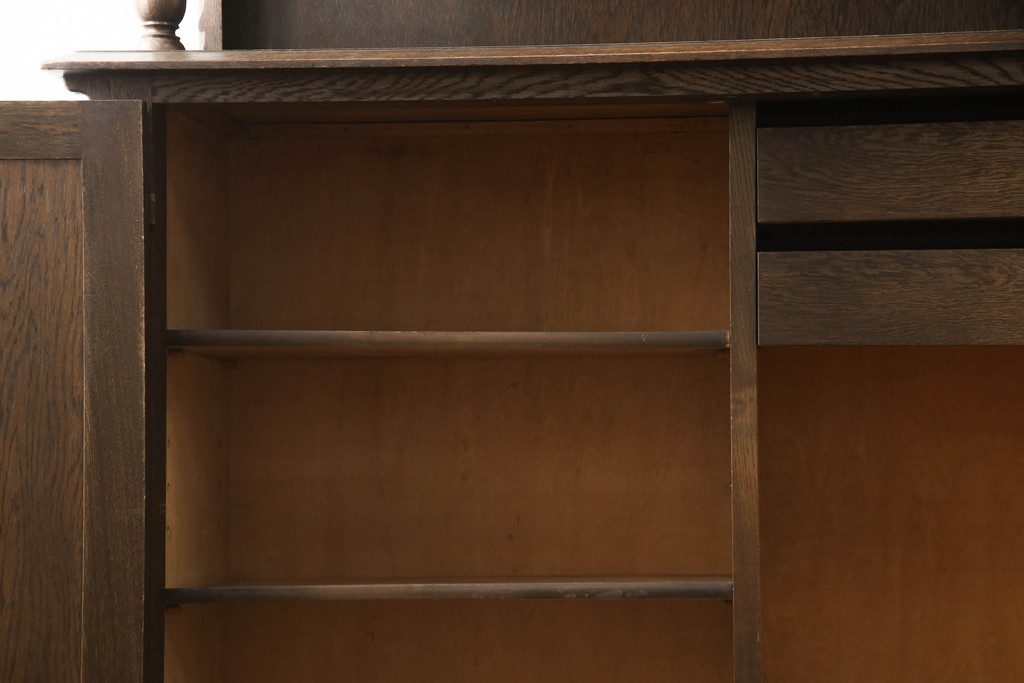 和製ビンテージ　神戸洋家具　凝ったデザインが目を引くナラ材製サイドボード(飾り棚、サイドキャビネット、収納棚、戸棚、ヴィンテージ)(R-067153)