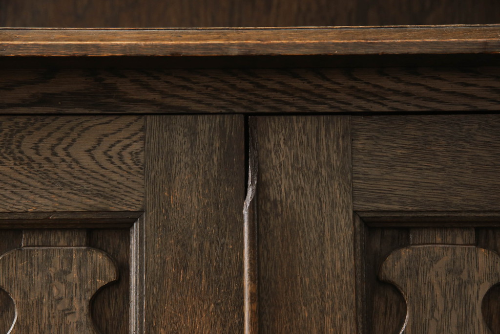 和製ビンテージ　神戸洋家具　凝ったデザインが目を引くナラ材製サイドボード(飾り棚、サイドキャビネット、収納棚、戸棚、ヴィンテージ)(R-067153)