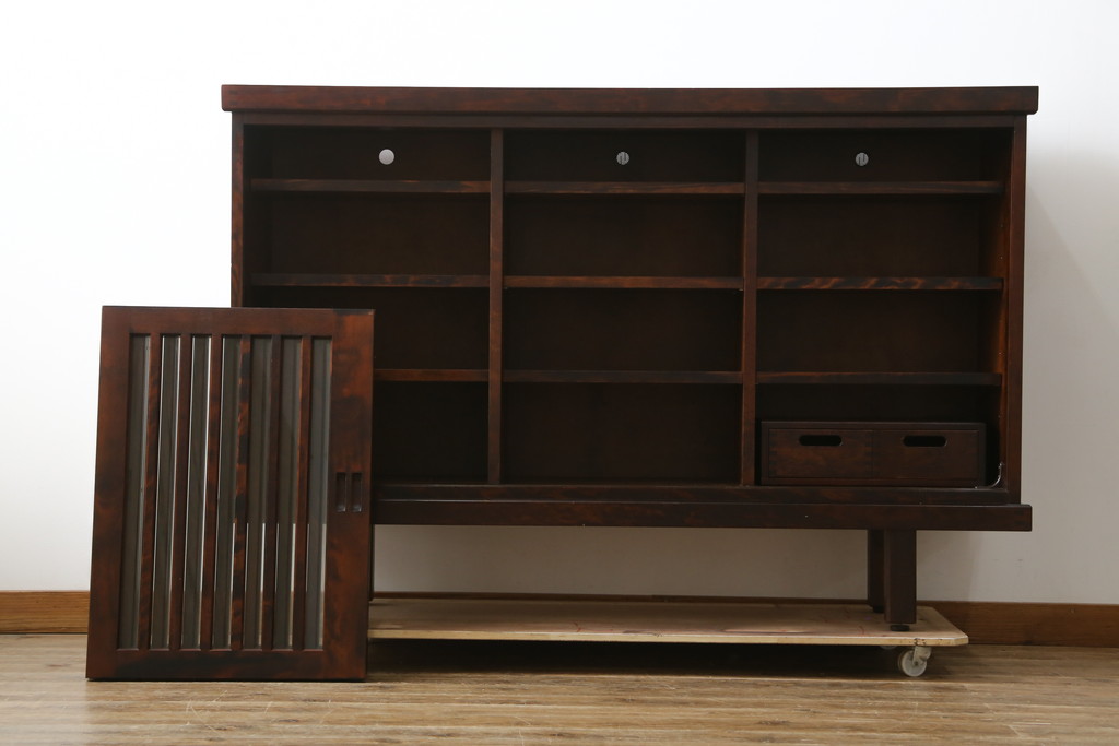 中古　美品　和光　NEW北樹　希少な廃番品　三枚引き戸の縦格子が和の雰囲気をより一層引き立てる水屋箪笥サイドボード(下駄箱、靴箱、収納棚、戸棚、玄関収納)(R-081375)