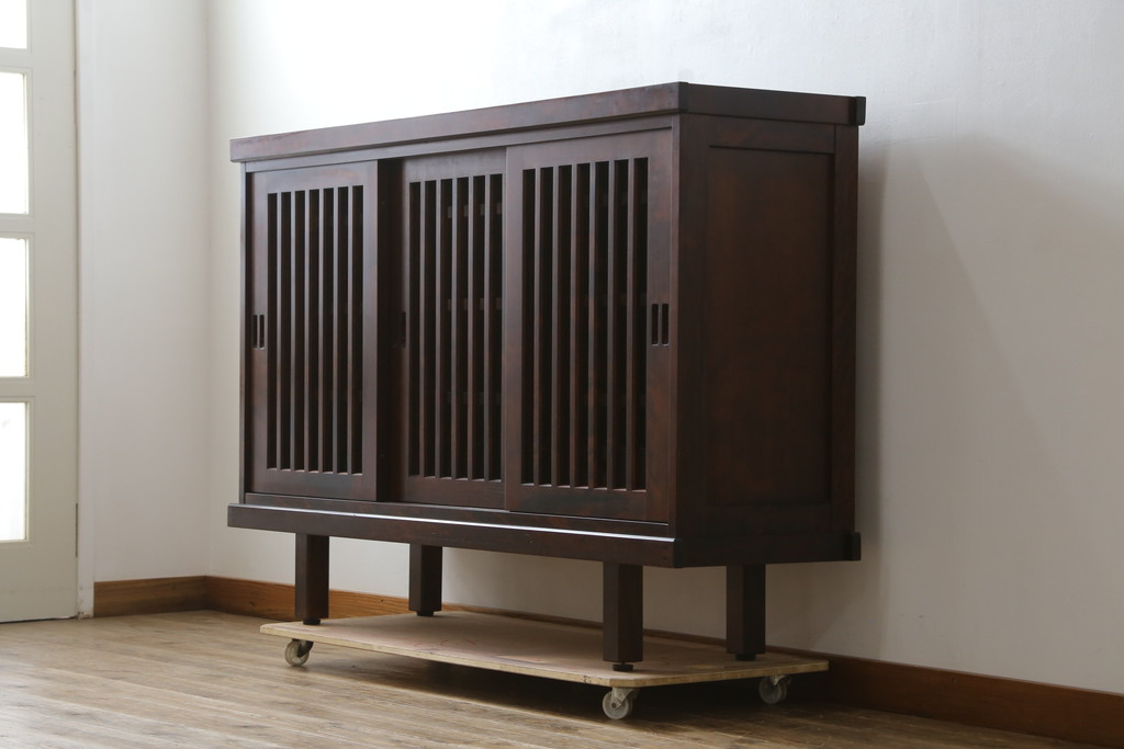 中古　美品　和光　NEW北樹　希少な廃番品　三枚引き戸の縦格子が和の雰囲気をより一層引き立てる水屋箪笥サイドボード(下駄箱、靴箱、収納棚、戸棚、玄関収納)(R-081375)