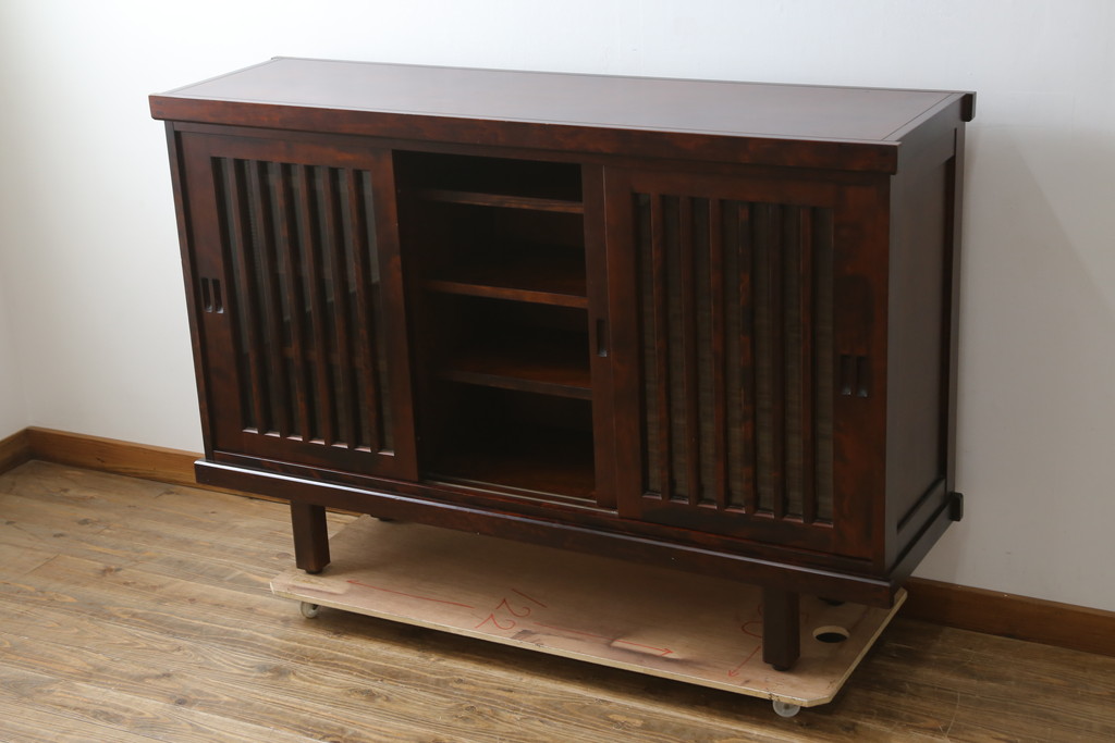 中古　美品　和光　NEW北樹　希少な廃番品　三枚引き戸の縦格子が和の雰囲気をより一層引き立てる水屋箪笥サイドボード(下駄箱、靴箱、収納棚、戸棚、玄関収納)(R-081375)