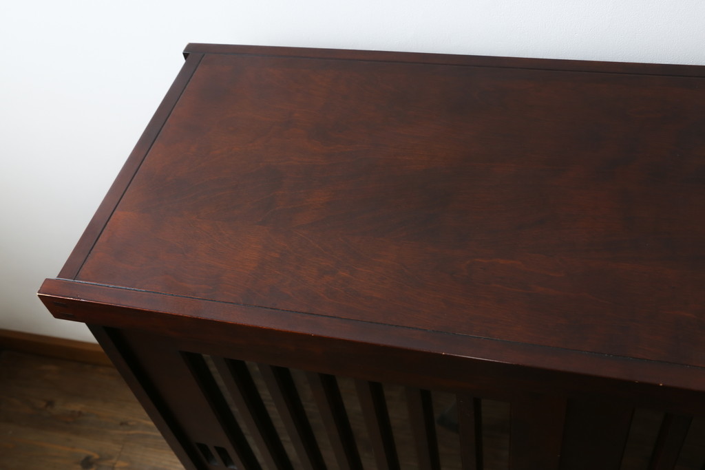 中古　美品　和光　NEW北樹　希少な廃番品　三枚引き戸の縦格子が和の雰囲気をより一層引き立てる水屋箪笥サイドボード(下駄箱、靴箱、収納棚、戸棚、玄関収納)(R-081375)