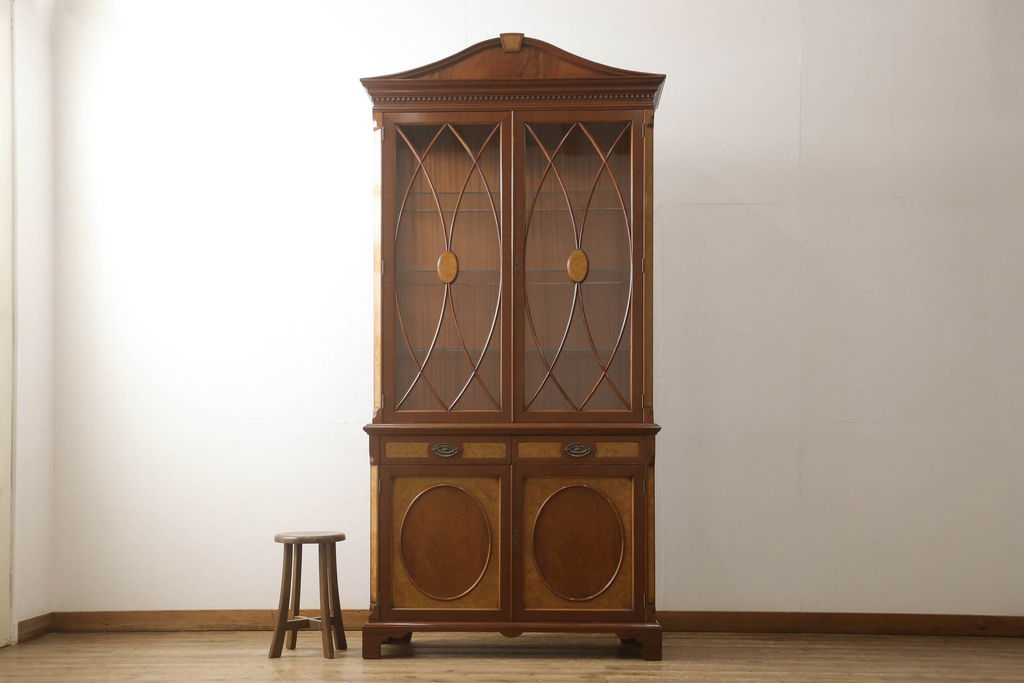 中古　美品　イギリス　Charles Barr Fueniture(チャールズ・バー・ファニチャー)　クラシカルな雰囲気あふれる上品な佇まいのキャビネット(ガラスケース、カップボード、飾り棚、戸棚、陳列棚)(R-057104)