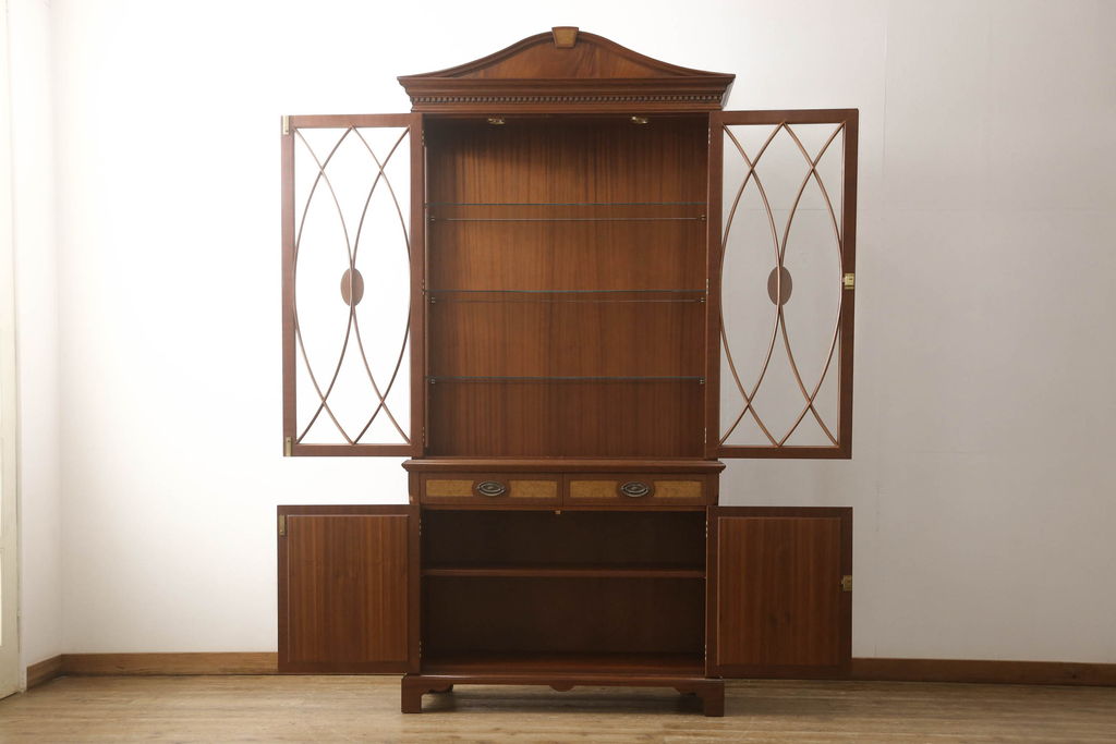 中古　美品　イギリス　Charles Barr Fueniture(チャールズ・バー・ファニチャー)　クラシカルな雰囲気あふれる上品な佇まいのキャビネット(ガラスケース、カップボード、飾り棚、戸棚、陳列棚)(R-057104)