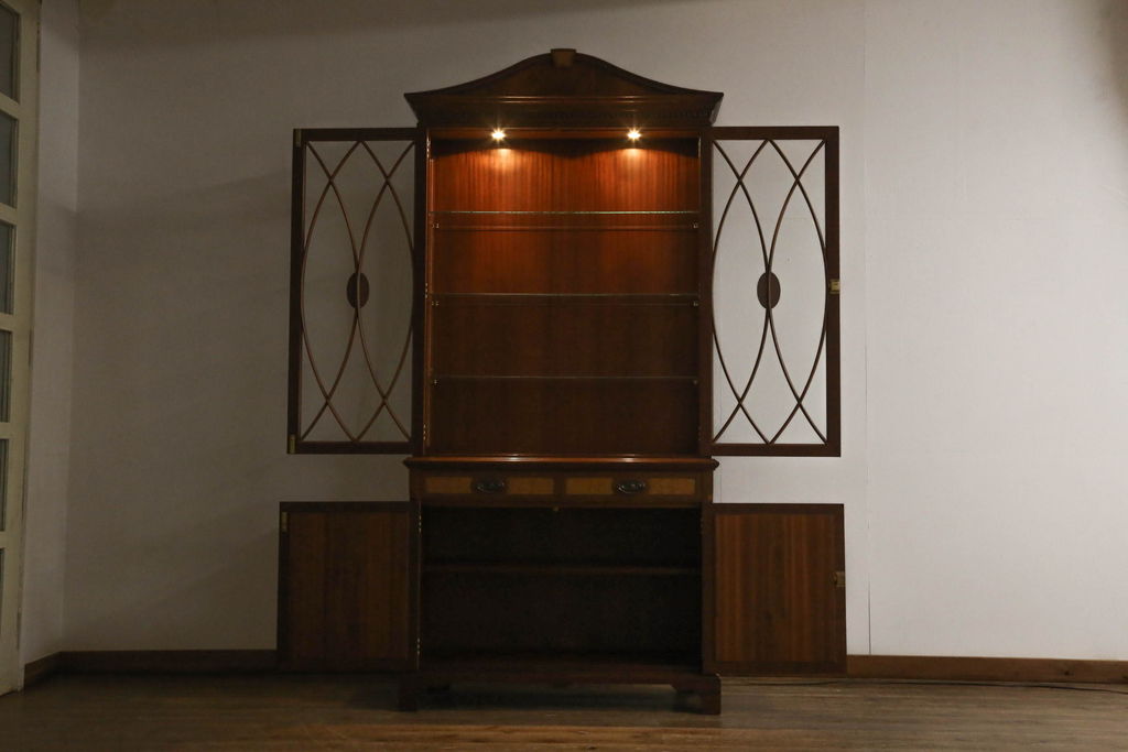 中古　美品　イギリス　Charles Barr Fueniture(チャールズ・バー・ファニチャー)　クラシカルな雰囲気あふれる上品な佇まいのキャビネット(ガラスケース、カップボード、飾り棚、戸棚、陳列棚)(R-057104)