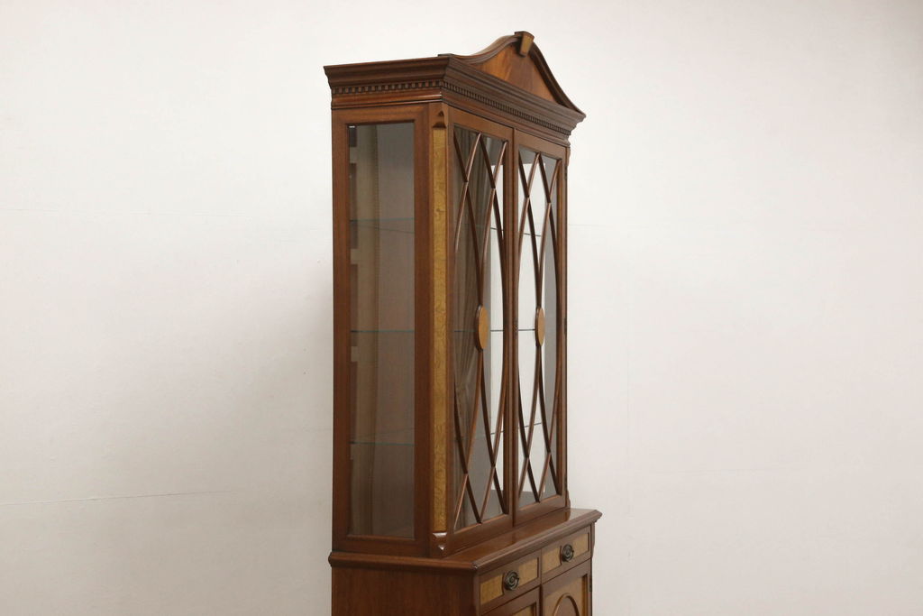 中古　美品　イギリス　Charles Barr Fueniture(チャールズ・バー・ファニチャー)　クラシカルな雰囲気あふれる上品な佇まいのキャビネット(ガラスケース、カップボード、飾り棚、戸棚、陳列棚)(R-057104)