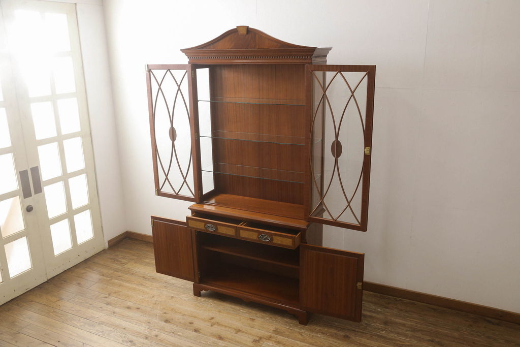 中古　美品　イギリス　Charles Barr Fueniture(チャールズ・バー・ファニチャー)　クラシカルな雰囲気あふれる上品な佇まいのキャビネット(ガラスケース、カップボード、飾り棚、戸棚、陳列棚)(R-057104)