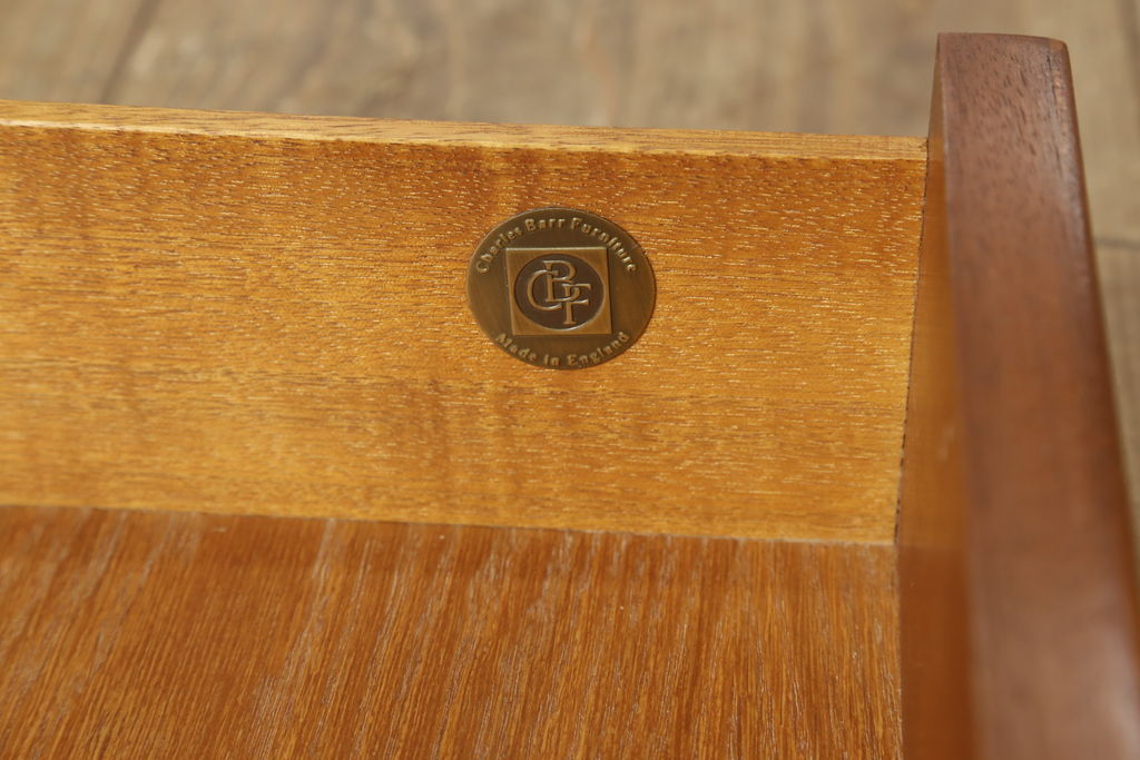 中古　美品　イギリス　Charles Barr Fueniture(チャールズ・バー・ファニチャー)　クラシカルな雰囲気あふれる上品な佇まいのキャビネット(ガラスケース、カップボード、飾り棚、戸棚、陳列棚)(R-057104)