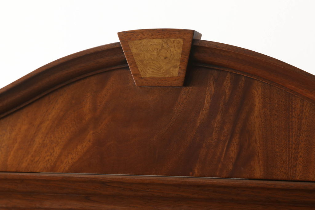 中古　美品　イギリス　Charles Barr Fueniture(チャールズ・バー・ファニチャー)　クラシカルな雰囲気あふれる上品な佇まいのキャビネット(ガラスケース、カップボード、飾り棚、戸棚、陳列棚)(R-057104)