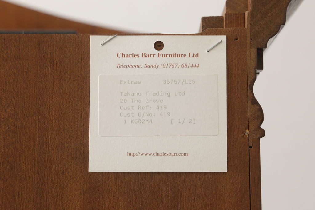 中古　美品　イギリス　Charles Barr Fueniture(チャールズ・バー・ファニチャー)　クラシカルな雰囲気あふれる上品な佇まいのキャビネット(ガラスケース、カップボード、飾り棚、戸棚、陳列棚)(R-057104)