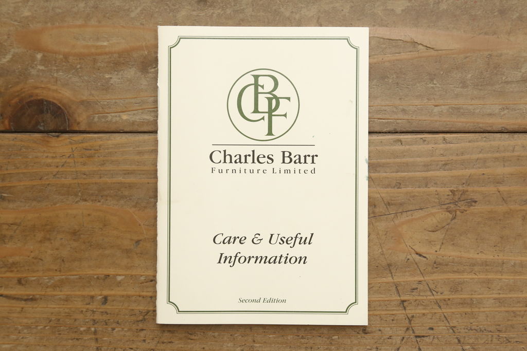中古　美品　イギリス　Charles Barr Fueniture(チャールズ・バー・ファニチャー)　クラシカルな雰囲気あふれる上品な佇まいのキャビネット(ガラスケース、カップボード、飾り棚、戸棚、陳列棚)(R-057104)