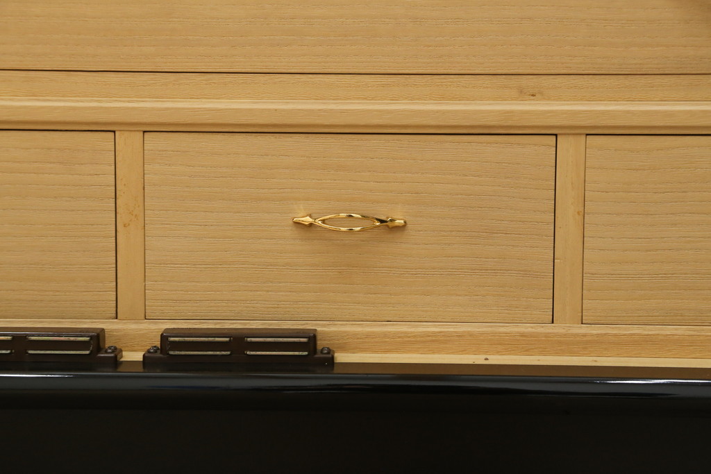 中古　極上美品　香川漆器　伝統工芸士・小松庄一作　かくし付き　桐材　色彩豊かな漆絵が優美な存在感を放つ衣装箪笥(着物箪笥、収納箪笥、引き出し、桐箪笥)(R-058595)
